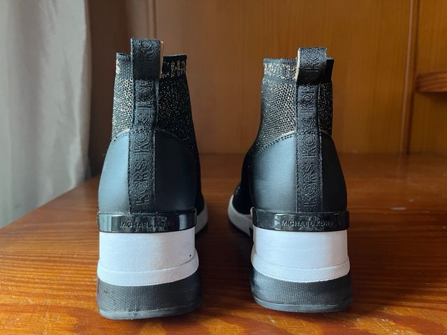 Botines Michael Kors plataforma negro/dorado