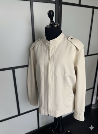 Chaqueta beige clásica