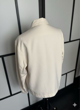 Chaqueta beige clásica