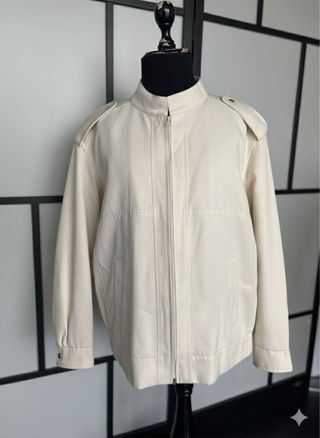 Chaqueta beige clásica