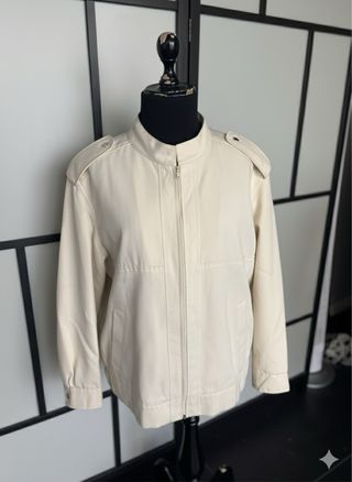 Chaqueta beige clásica