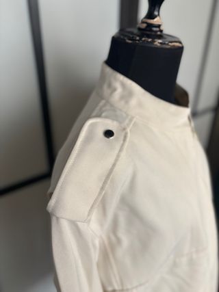 Chaqueta beige clásica