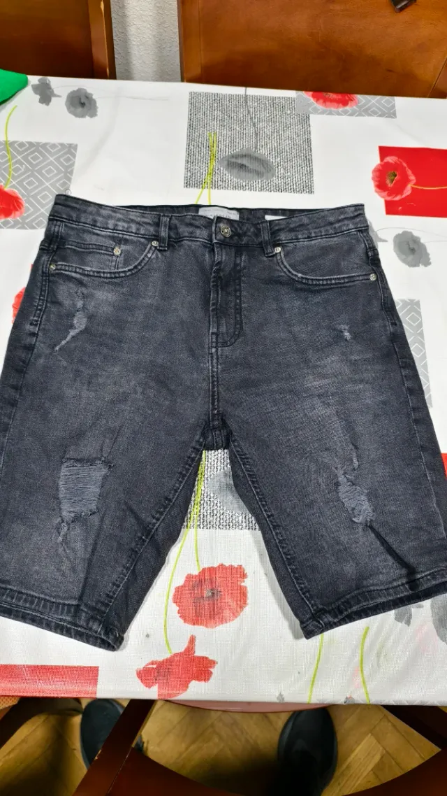 Pantalón vaquero corto.