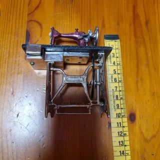 Mini máquina coser vintage encendedor