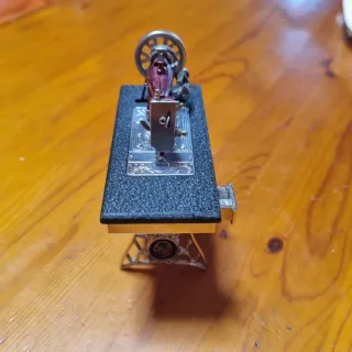 Mini máquina coser vintage encendedor