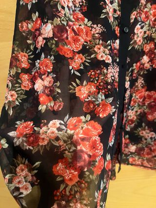 Camisa flores negra y roja transparente