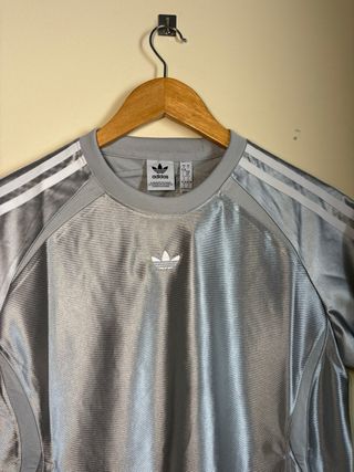 Camiseta Adidas plateada con 3 rayas