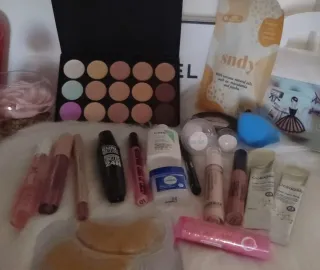 Set trucco palette correttori e altro