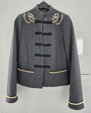 Chaqueta gris con bordados dorados