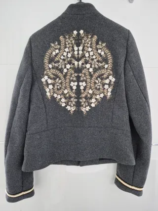 Chaqueta gris con bordados dorados