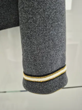 Chaqueta gris con bordados dorados