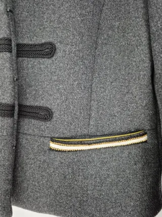 Chaqueta gris con bordados dorados