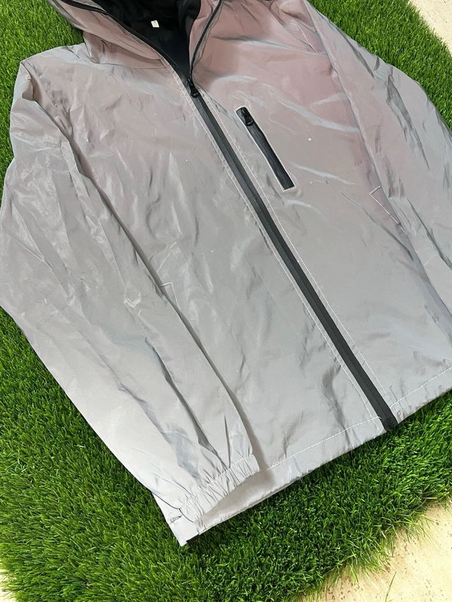 Chaqueta Reflectante con Capucha