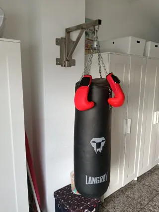 Saco de boxeo Langray con guantes. 