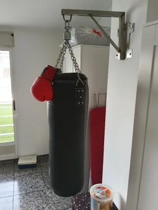 Saco de boxeo Langray con guantes. 