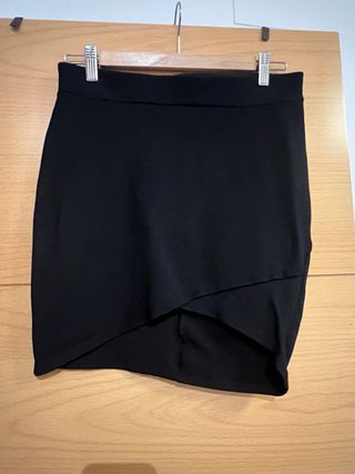 Falda elástica negra Stradivarius