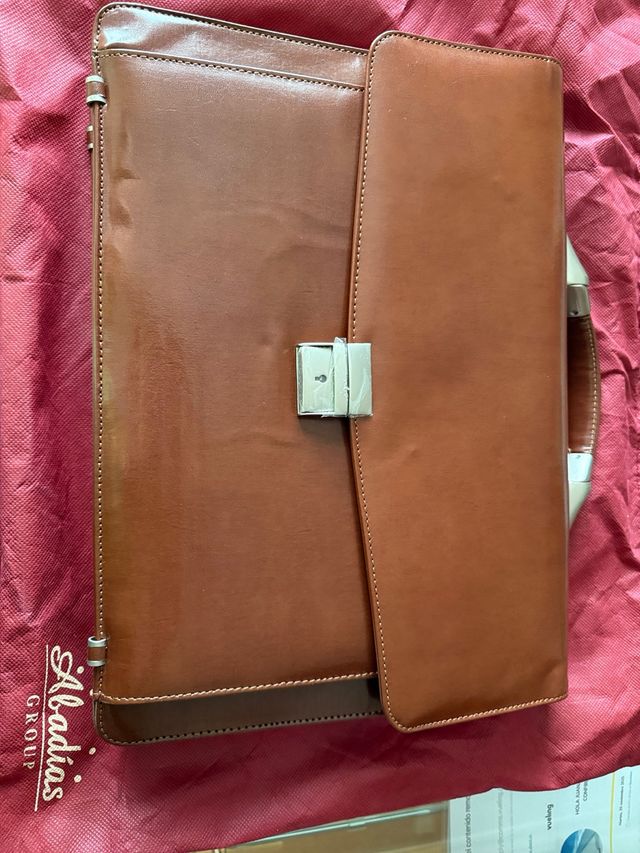 Maletín de piel marrón