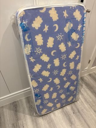 Colchón cuna estampado nubes y estrellas