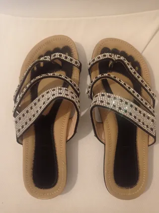 Sandalias negras con brillantes plateados
