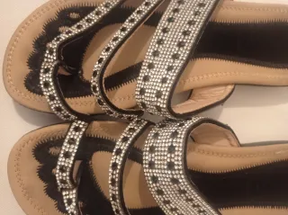 Sandalias negras con brillantes plateados