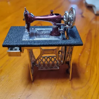 Mini máquina de coser vintage decorativa