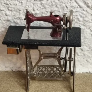 Mini máquina de coser vintage decorativa