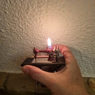 Mini máquina de coser vintage decorativa