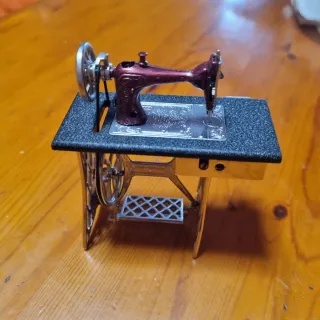 Mini máquina de coser vintage decorativa