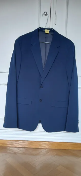 Traje azul Zara chico