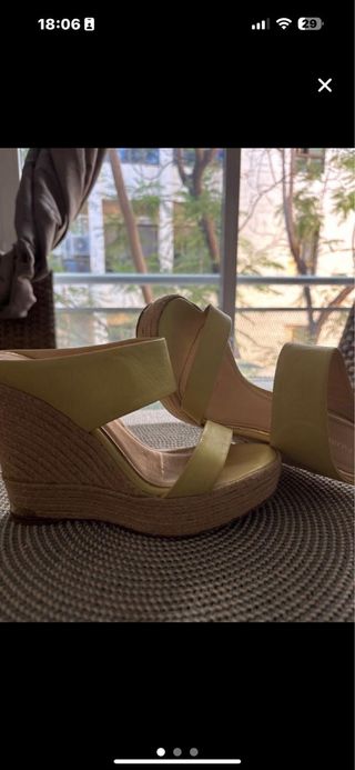 Sandalias de cuña amarillas