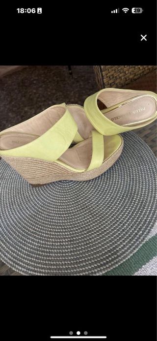 Sandalias de cuña amarillas