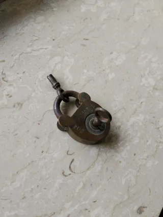 Lucchetto antico con due suechiavi