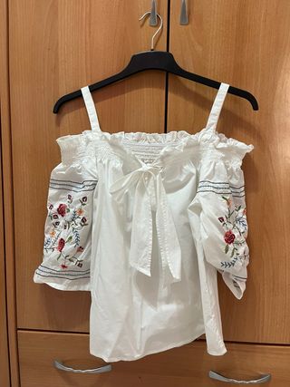 Blusa blanca bordada flores hombros descubiertos