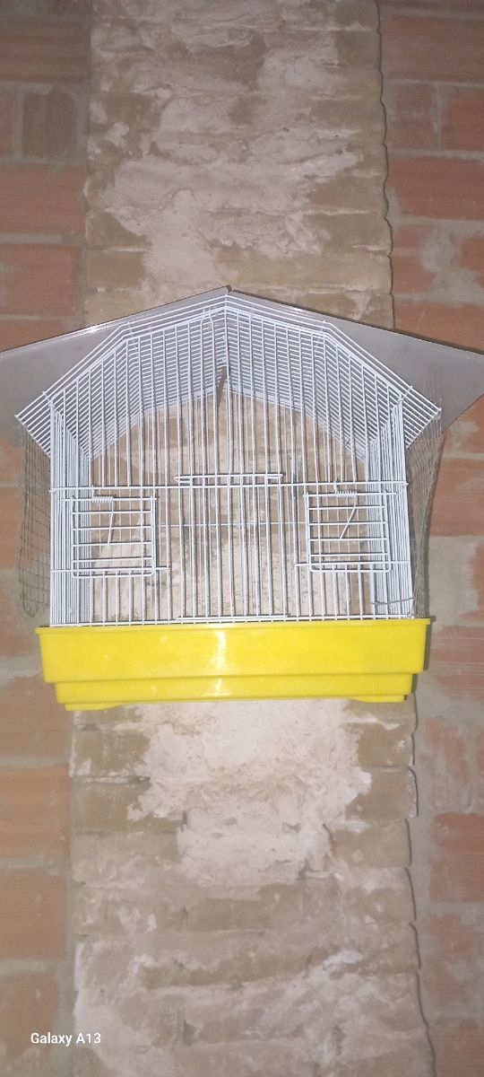 Jaula para pájaros blanca y amarilla
