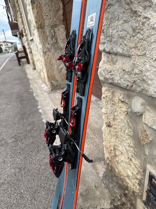 Esquís Salomon QST 98 con fijaciones MarkerKINGPIN
