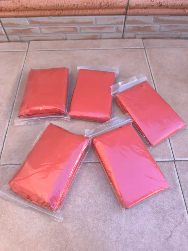 5 Ponchos da Emergenza Impermeabili