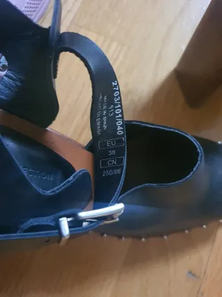 Tacones negros cuero con hebilla