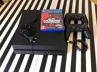PS4 (PlayStation 4) Negra + Call of Duty