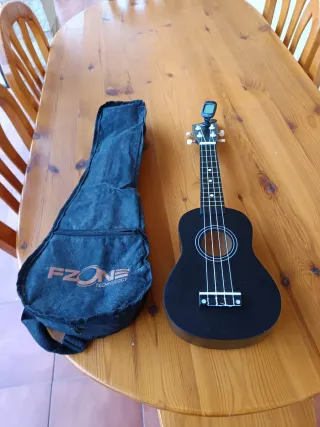 Ukelele negro con funda y afinador