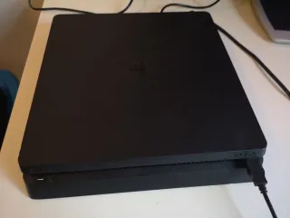 PS4 Slim 1TB Negra + Cables