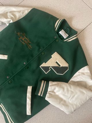 Chaqueta estilo universitario verde y blanco
