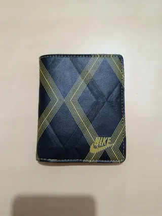 Cartera Nike Piel Negra y Dorada