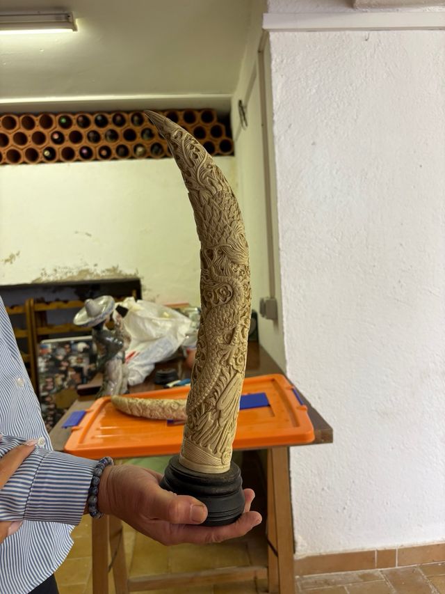 Escultura cuerno tallado imitación marfil