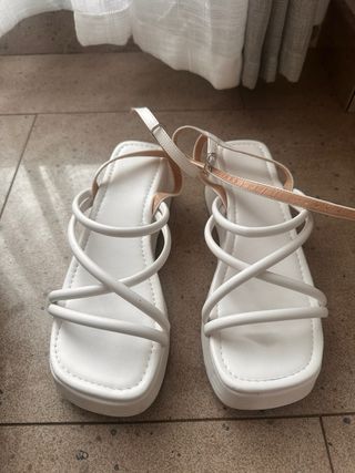 Sandalias blancas planas tiras finas