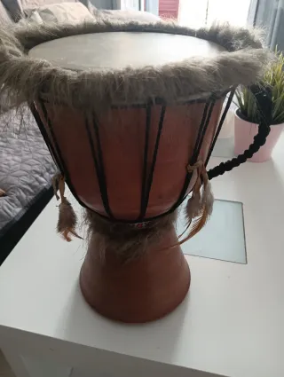 Djembe de madera con adornos