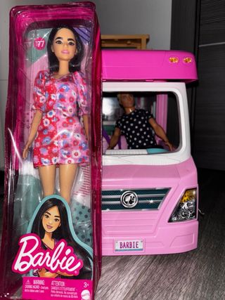 Set Barbie y Ken con caravana y descapotable
