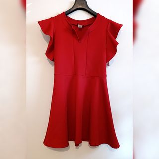 Vestito rosso elegante con maniche a volant