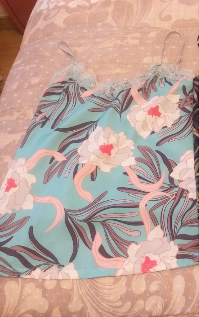 Camiseta floral azul y rosa