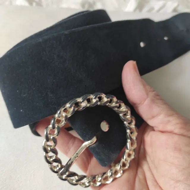 Cinturón de piel con hebilla plateada