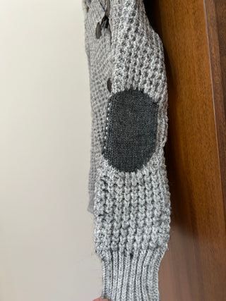 Cardigan maglia grossa con cappuccio e alamari